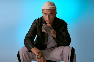 Şık bir genç adam arkasında büyüleyici bir şehir estetiği ile kendine güvenerek poz verir..