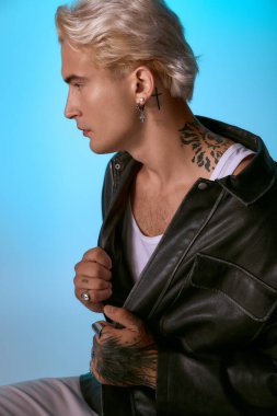 Şık bir genç adam kendine güvenerek zarifçe poz veriyor, eşsiz bir moda anlayışı sergiliyor..