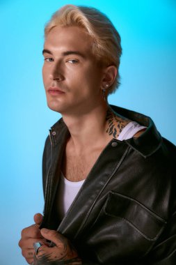 Çarpıcı özellikleri olan genç bir adam kendine güvenerek modern moda sergiliyor..