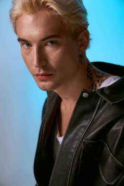 Yakışıklı genç adam dikkat çekici özellikleriyle dikkat çeken modaya uygun bir görünüm sergiliyor..