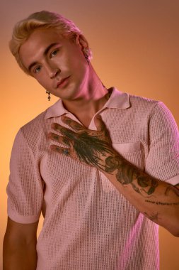 Genç adam kendine güveni tam bir duruş sergiliyor. Şık giyiminin ve büyüleyici tarzının altını çiziyor..