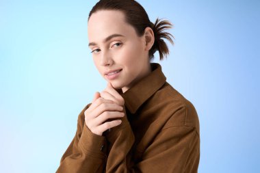 Genç, güzel bir kadın moda anlayışını çarpıcı bir duruş ve sıcak bir gülümsemeyle sergiliyor..