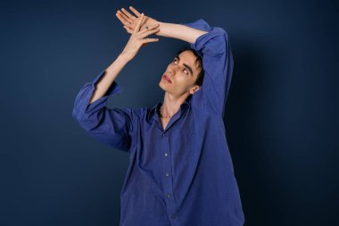 Modaya uygun bir adam, yaratıcılık ve kendine güveni dramatik bir duruşla ifade eder, zarafet gösterir..