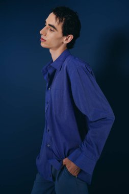 Mavi gömlekli şık bir adam kendine güven ve karizma yayar..