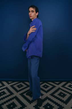 Şık giyinmiş, kendine güveni olan şık bir adam eşsiz yeteneğini sergiliyor..