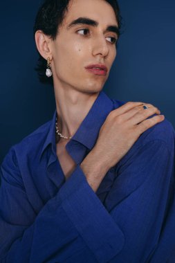 Yakışıklı beyefendi modern modayı zarafet ve çekicilikle sergiliyor, eşsiz tarzını vurguluyor..