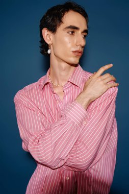 Tarz sahibi bir adam hafifçe döner, gayretsiz moda ve dengeli ifadesini sergiler..