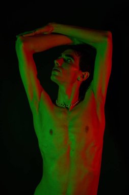 Yakışıklı bir adam bir kolu havada duruyor, yeşil ve kırmızı renklerle işaretlenmiş..