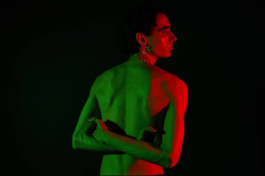 Yakışıklı bir adam kendine güvenerek poz verir. Sanatsal bir yeteneği vardır. Güçlü özellikleri ve stili vardır..