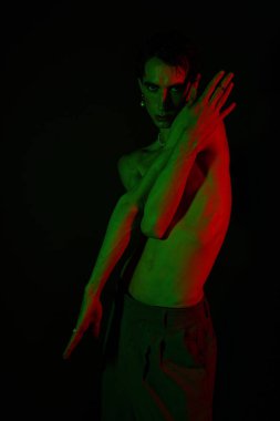 Yakışıklı adam kendine has modasını renkli gölgeler altında çarpıcı bir şekilde sergiliyor..