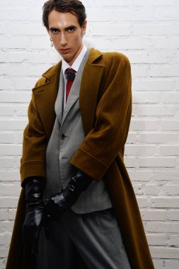 Yakışıklı bir adam kendine güvenerek sofistike bir kıyafet içinde, karizma ve tarz yayıyor..