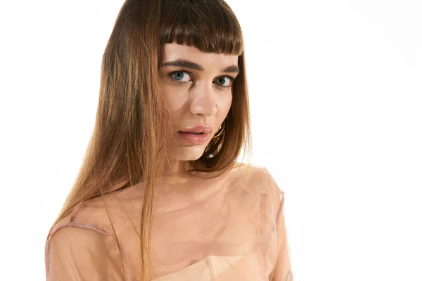 Молодая, красивая женщина демонстрирует свой потрясающий стиль и изящество в моде вперед настройки. — стоковое фото