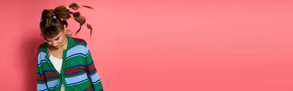 Mujer bastante joven muestra su sentido de la moda única y divertido peinado en un entorno alegre. - foto de stock