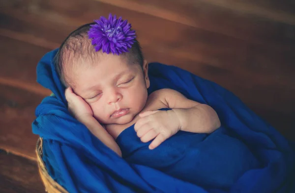Primer Plano Linda Niña Recién Nacida Durmiendo Pacíficamente Cesta Sobre — Foto de Stock