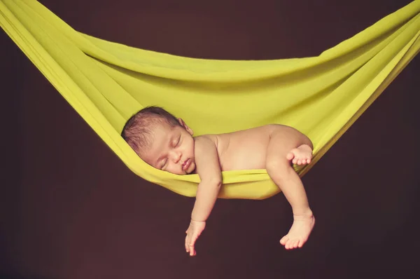 Bebé Recién Nacido Días Que Duerme Una Hamaca Amarilla Brillante — Foto de Stock