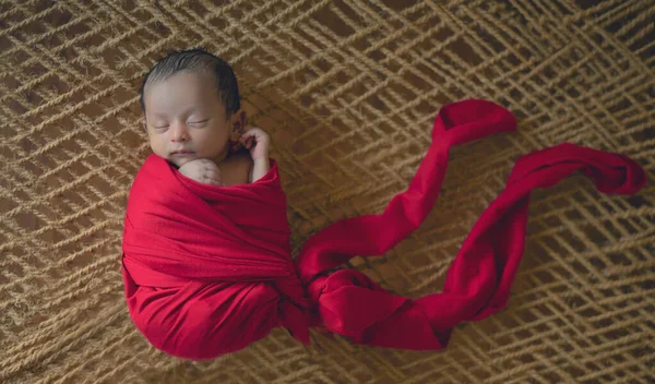 Durmiendo Pacíficamente Niño Recién Nacido Envuelto Tela Roja Bebé Mes — Foto de Stock