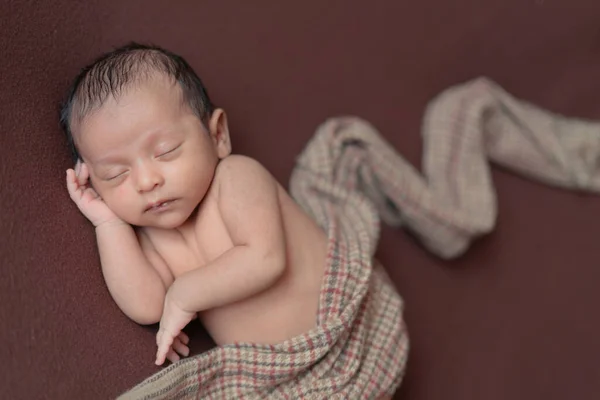 Bebé Recién Nacido Niño Que Duerme Pacíficamente Manta Marrón Con — Foto de Stock