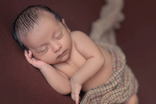 Bebé Recién Nacido Niño Que Duerme Pacíficamente Manta Marrón Con — Foto de Stock