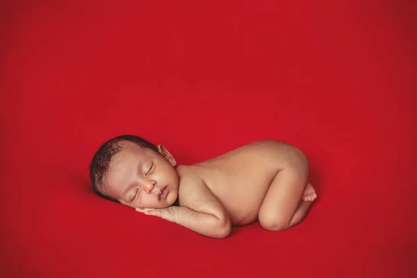 Bebé Recién Nacido Niño Durmiendo Estómago Sobre Fondo Manta Tela — Foto de Stock