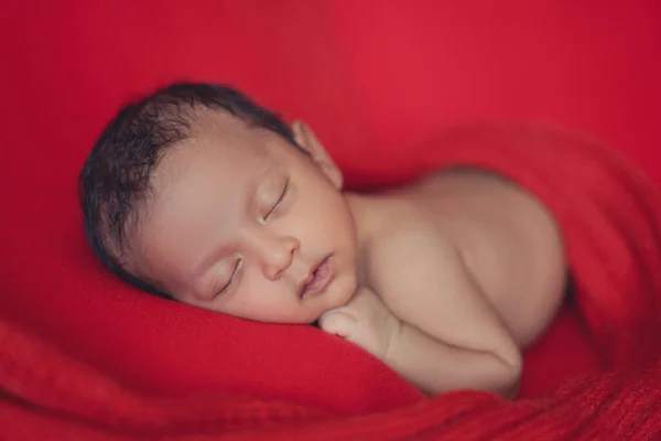 Bebé Recién Nacido Durmiendo Boca Abajo Sobre Fondo Rojo Retrato — Foto de Stock