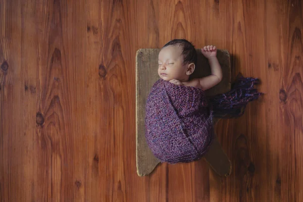 Envuelto Paño Lana Púrpura Indio Niño Mes Durmiendo Tablero Madera — Foto de Stock