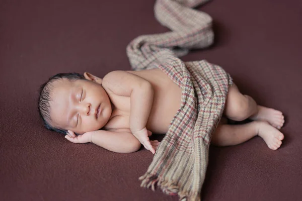 Bebé Recién Nacido Niño Que Duerme Pacíficamente Manta Marrón Con — Foto de Stock