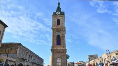 Tel Aviv Jaffa, İsrail, 15 Şubat 2020. Bir binanın önündeki saat kulesini zaman aşımı. Yüksek kaliteli görüntüler
