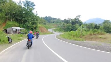 Pazar sabahı bir grup motosiklet kullanıcısı, Jati Gede Sumedang