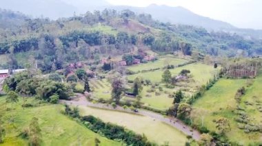 Kırsal alandaki güzel doğal manzara otoyolun geçişini ve uzun ağaçların görülebilmesini, insansız hava aracı kamerasından alınan tepeleri görebilirsiniz.