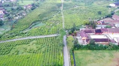 Köyün manzarası insanların evlerinden, binalarından, yollarından, geçen araçlarından, yeşil çay tarlasında insansız hava aracı kamerasından çekilen görüntülerden görülebiliyor.