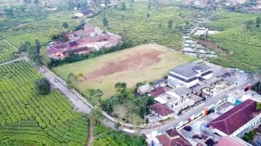 Köyün manzarası insanların evlerinden, binalarından, yollarından, geçen araçlarından, yeşil çay tarlasında insansız hava aracı kamerasından çekilen görüntülerden görülebiliyor.