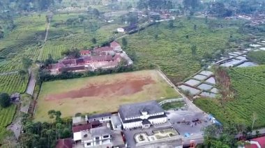 Köyün manzarası insanların evlerinden, binalarından, yollarından, geçen araçlarından, yeşil çay tarlasında insansız hava aracı kamerasından çekilen görüntülerden görülebiliyor.