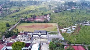 Köyün manzarası insanların evlerinden, binalarından, yollarından, geçen araçlarından, yeşil çay tarlasında insansız hava aracı kamerasından çekilen görüntülerden görülebiliyor.