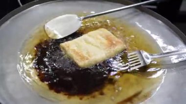 Endonezya baharatlı Martabak 'a yakın çekim. Düz bir ızgarada sıcak yağ ile yemek pişirme, sokak yemekleri hazırlama konsepti..