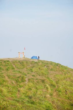 Bandung Endonezya - 21 Ekim 2025 Pangradinan Dağı 'nın güzel sabah manzarası, tepeler ve yeşil ağaçlar arasında açık hava.