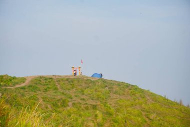 Bandung Endonezya - 21 Ekim 2025 Pangradinan Dağı 'nın güzel sabah manzarası, tepeler ve yeşil ağaçlar arasında açık hava.