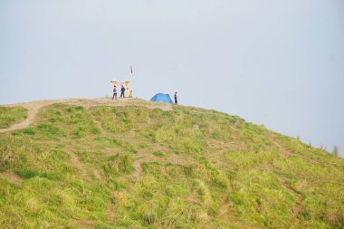 Bandung Endonezya - 21 Ekim 2025 Pangradinan Dağı 'nın güzel sabah manzarası, tepeler ve yeşil ağaçlar arasında açık hava.