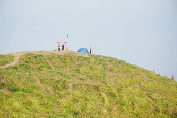 Bandung Endonezya - 21 Ekim 2025 Pangradinan Dağı 'nın güzel sabah manzarası, tepeler ve yeşil ağaçlar arasında açık hava.