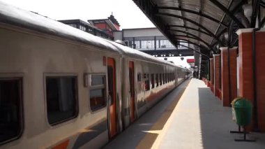 Bandung Endonezya - 21 Ekim 2025 Yolcu Treni Bandung, Batı Java, Endonezya 'daki Cicalengka İstasyonu' nda modern demiryolu taşımacılığı ve altyapısının sergilendiği.