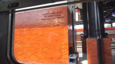 Bandung Endonezya - 21 Ekim 2025 Yolcu Treni Bandung, Batı Java, Endonezya 'daki Cicalengka İstasyonu' nda modern demiryolu taşımacılığı ve altyapısının sergilendiği.