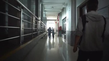 Bandung Endonezya - 21 Ekim 2025 Yolcular Bandung Tren İstasyonu, Batı Java, Endonezya 'da günlük banliyö faaliyetlerini ve modern toplu taşıma tesislerini gösteriyor.