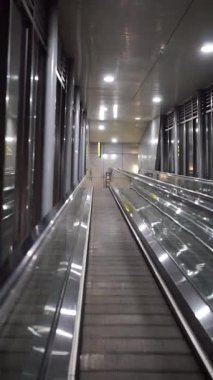 Modern yürüyen merdiven bir kamu binası içinde, temiz tasarım ve uygun yaya erişimi için parlak ışıklandırma.