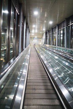 Modern yürüyen merdiven bir kamu binası içinde, temiz tasarım ve uygun yaya erişimi için parlak ışıklandırma.