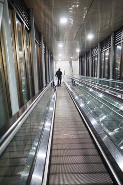 Bandung Endonezya - 21 Ekim 2025 Modern yürüyen merdiven pisti bir kamu binası içinde, temiz bir tasarım ve konfor için parlak ışıklandırma