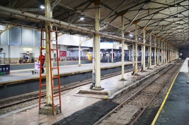 Bandung Endonezya - 21 Ekim 2025 Yolcular Bandung İstasyonu, Endonezya 'da bir trene binip indiler..