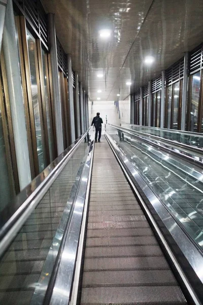 Bandung Endonezya - 21 Ekim 2025 Modern yürüyen merdiven pisti bir kamu binası içinde, temiz bir tasarım ve konfor için parlak ışıklandırma