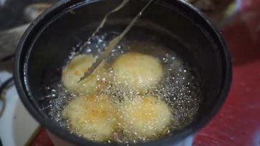 Geleneksel Endonezya aperatifi tarağı altın ve çıtır çıtır olana kadar elektrikli fırında kızartılıyor.