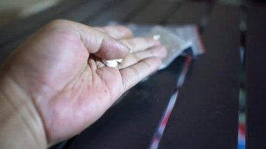 Kapsül ve tablet biçimindeki ilaçlar bir kişi palmiyesinde gösterilir.