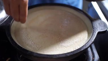 Erimiş tereyağlı tatlı martabak pişirmek dökme demir bir tavada lezzet artırmak için