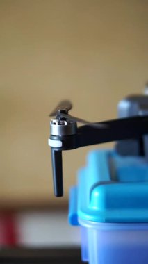 İHA 'nın dönen motor ve pervanelerinin yakın plan görüntüsü yumuşak ortam ışıklandırmasıyla kırmızı parlıyor..